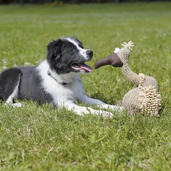Trixie Ęp Gustaw zabawka pluszowa piszcząca – 24 cm
